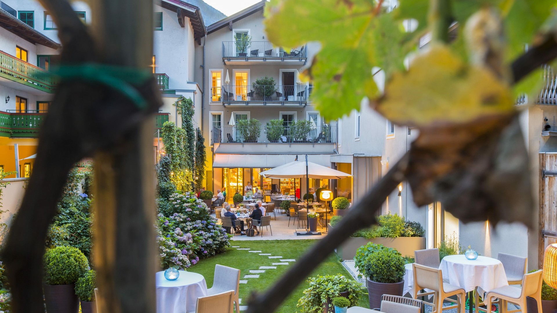 Der Gastgarten des Genießerrestaurant Döllerer. 