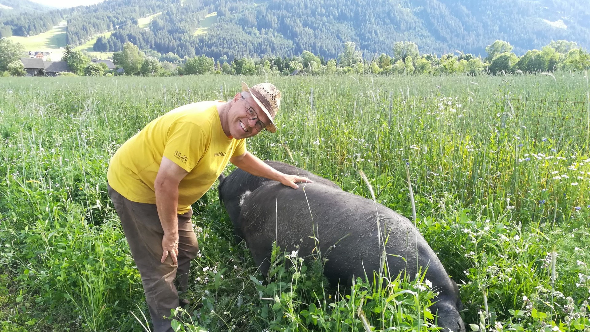 Peter Löcker mit seinen schwarzen Alpenschweinen