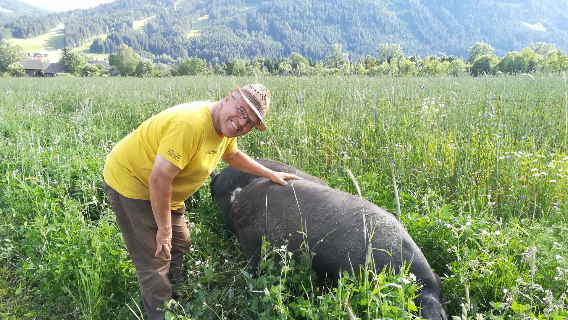 Peter Löcker mit seinen schwarzen Alpenschweinen