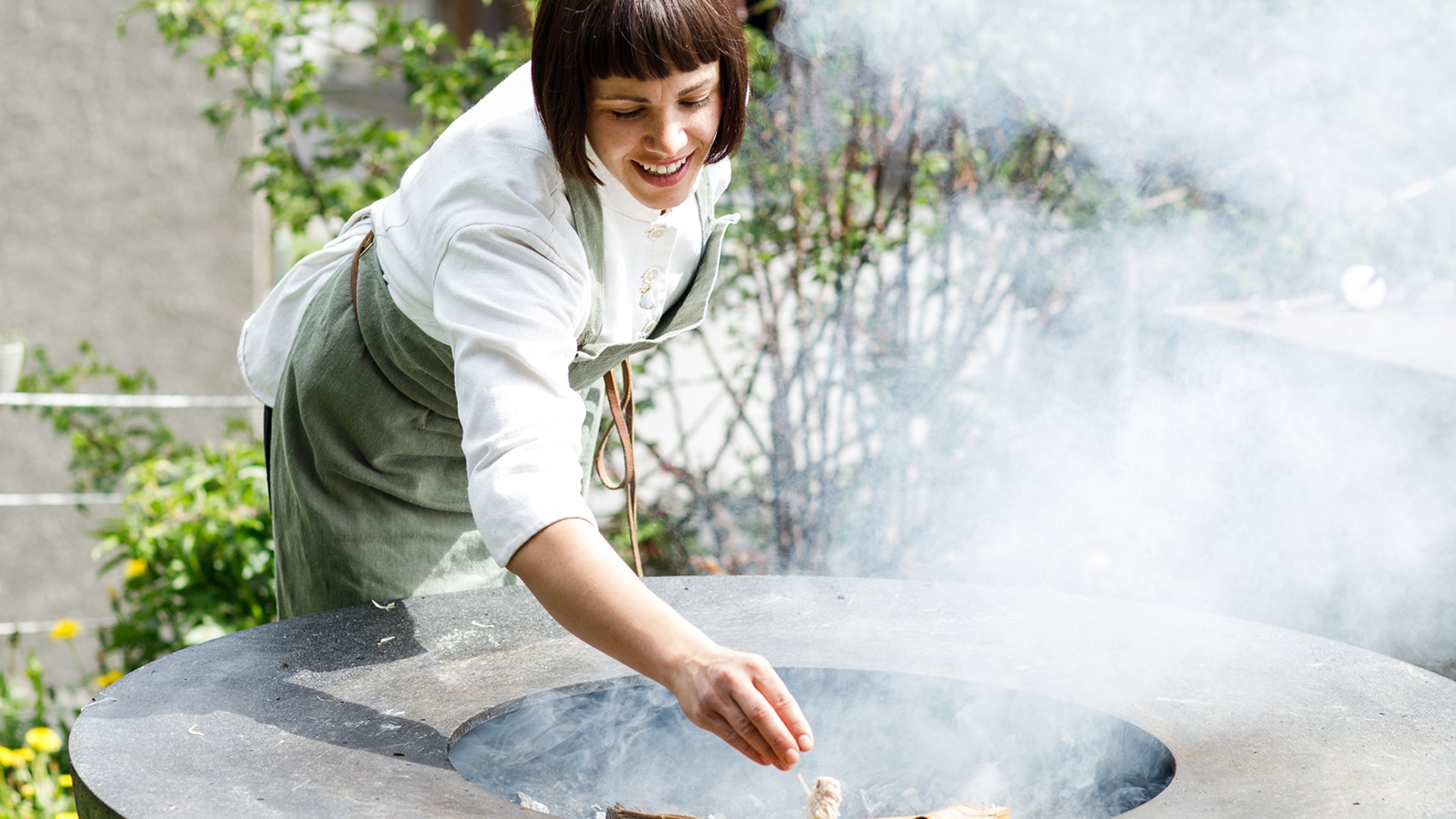 Rebecca Clopath vom Biohof Taratsch mit ihrer Feuerplatte.